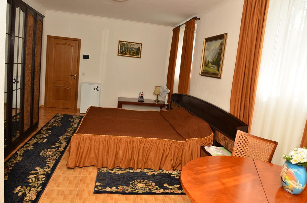 Hotel Acorn Ирпень Экстерьер фото