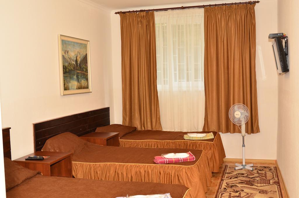 Hotel Acorn Ирпень Экстерьер фото